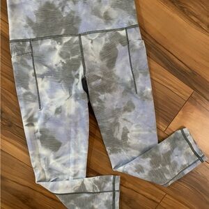 EUC Athleta women’s cropped leggings buttery soft size XS light blue white gray